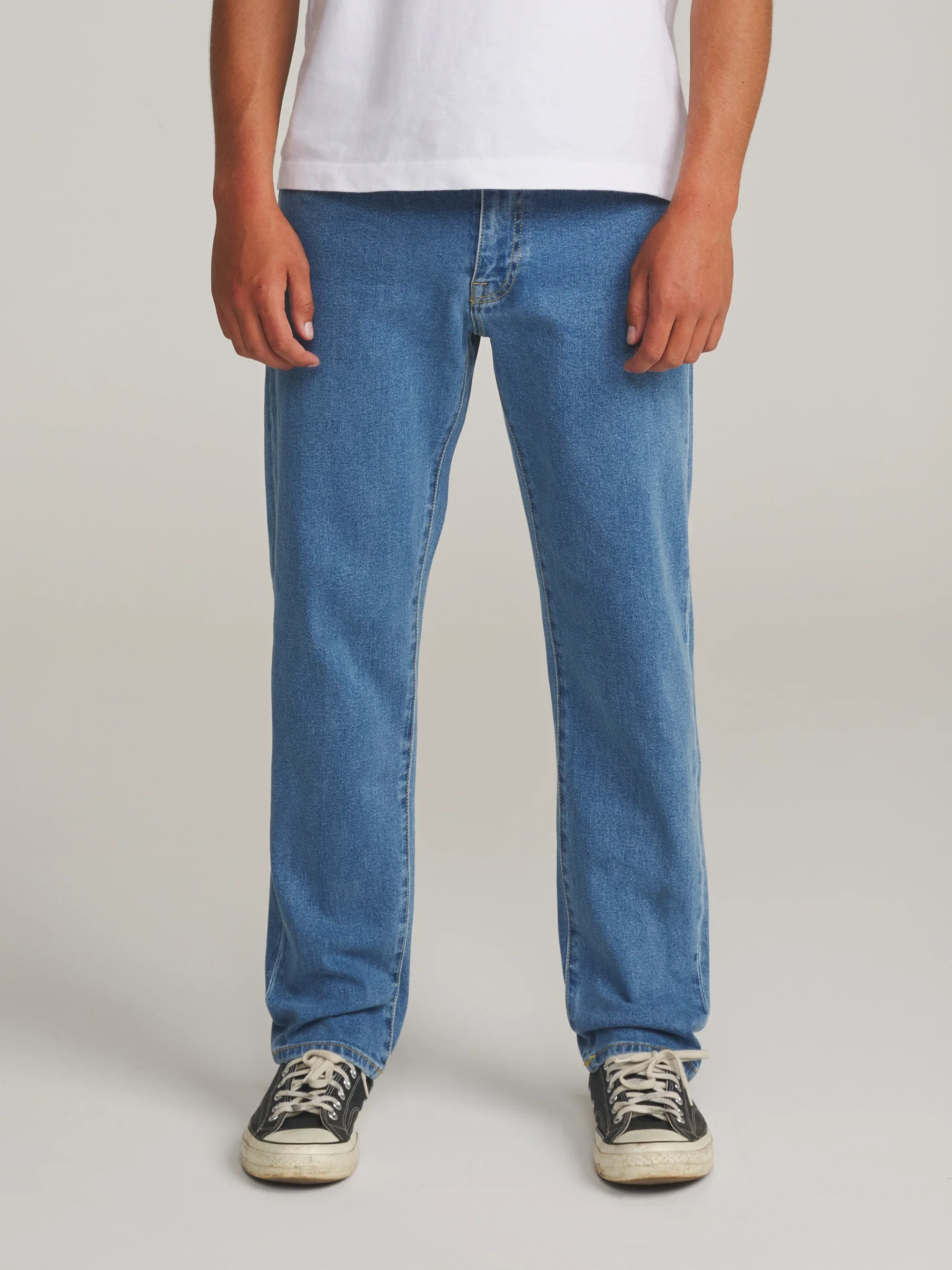 katin-fa26-denim-ren-57-classic-straight-medium-indigo-on-model-01-front_5000x.webp