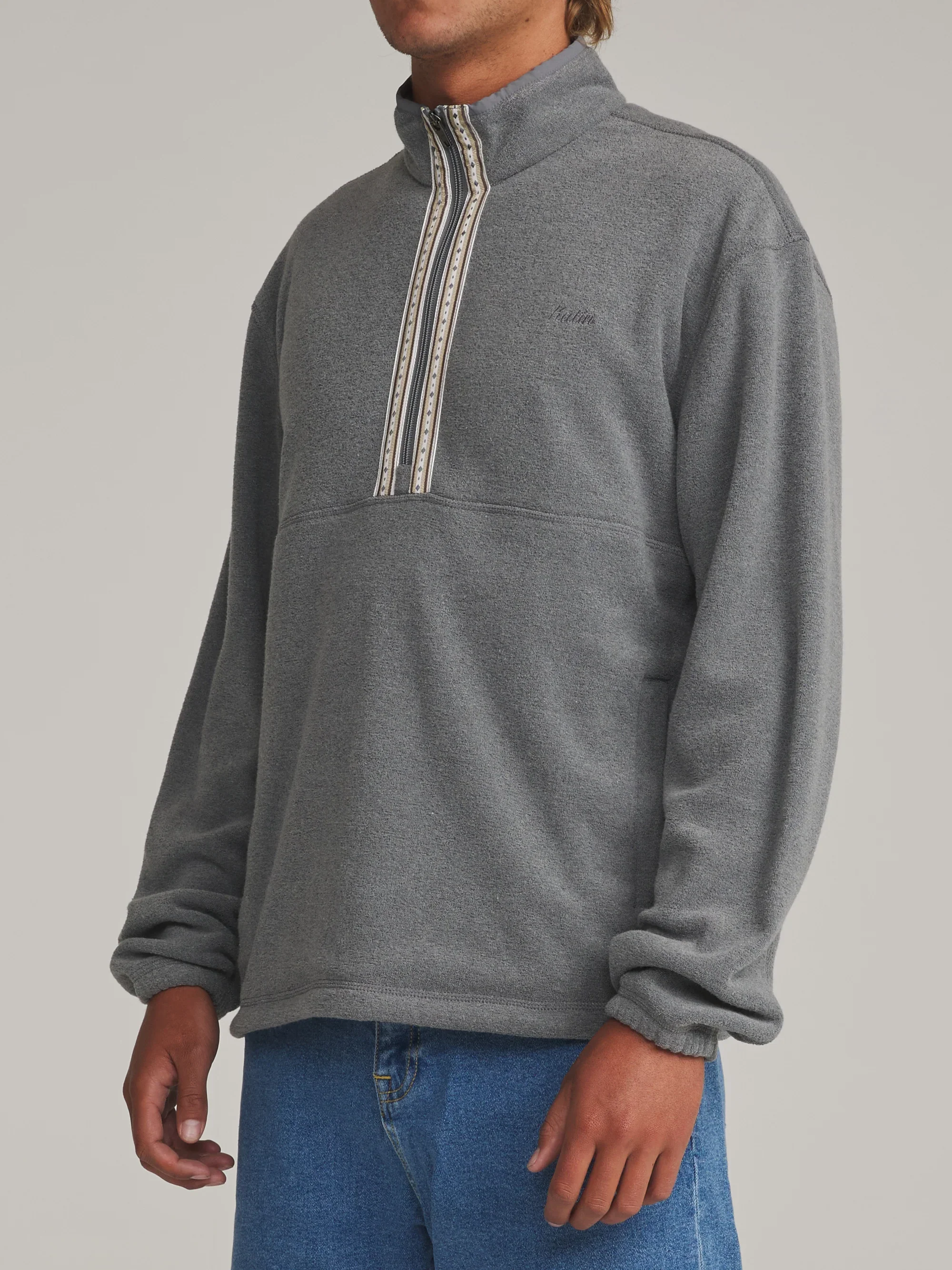 katin-fa26-jackets-nelson-jacket-graphite-on-model-02-side_5000x.webp