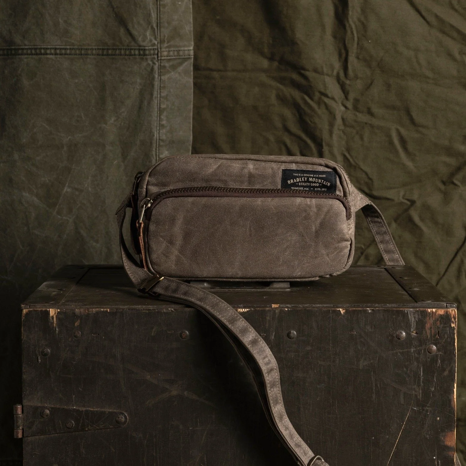 Bradley Mountain Pointer Crossbody Bag Oak