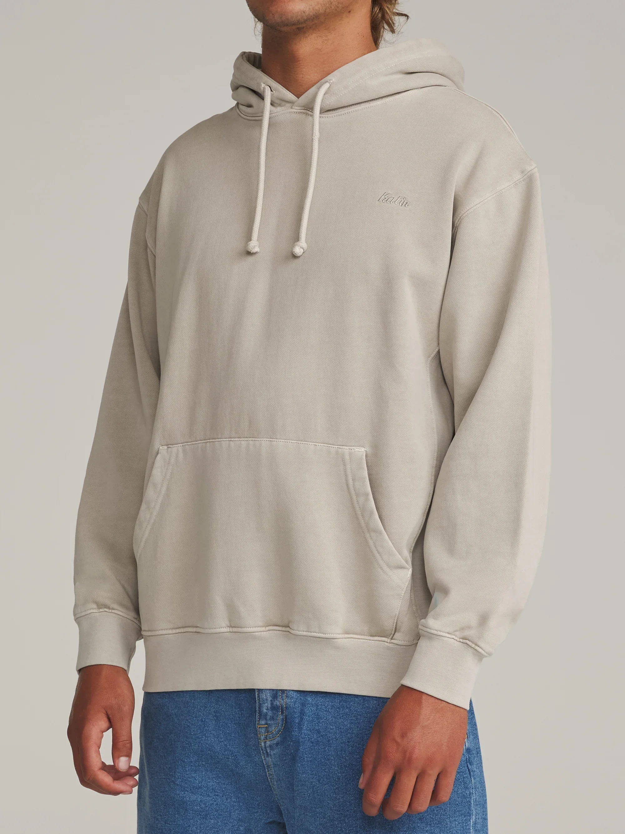 katin-fa26-fleece-emb-hood-fleece-birch-vintage-wash-on-model-02-side_5000x.webp