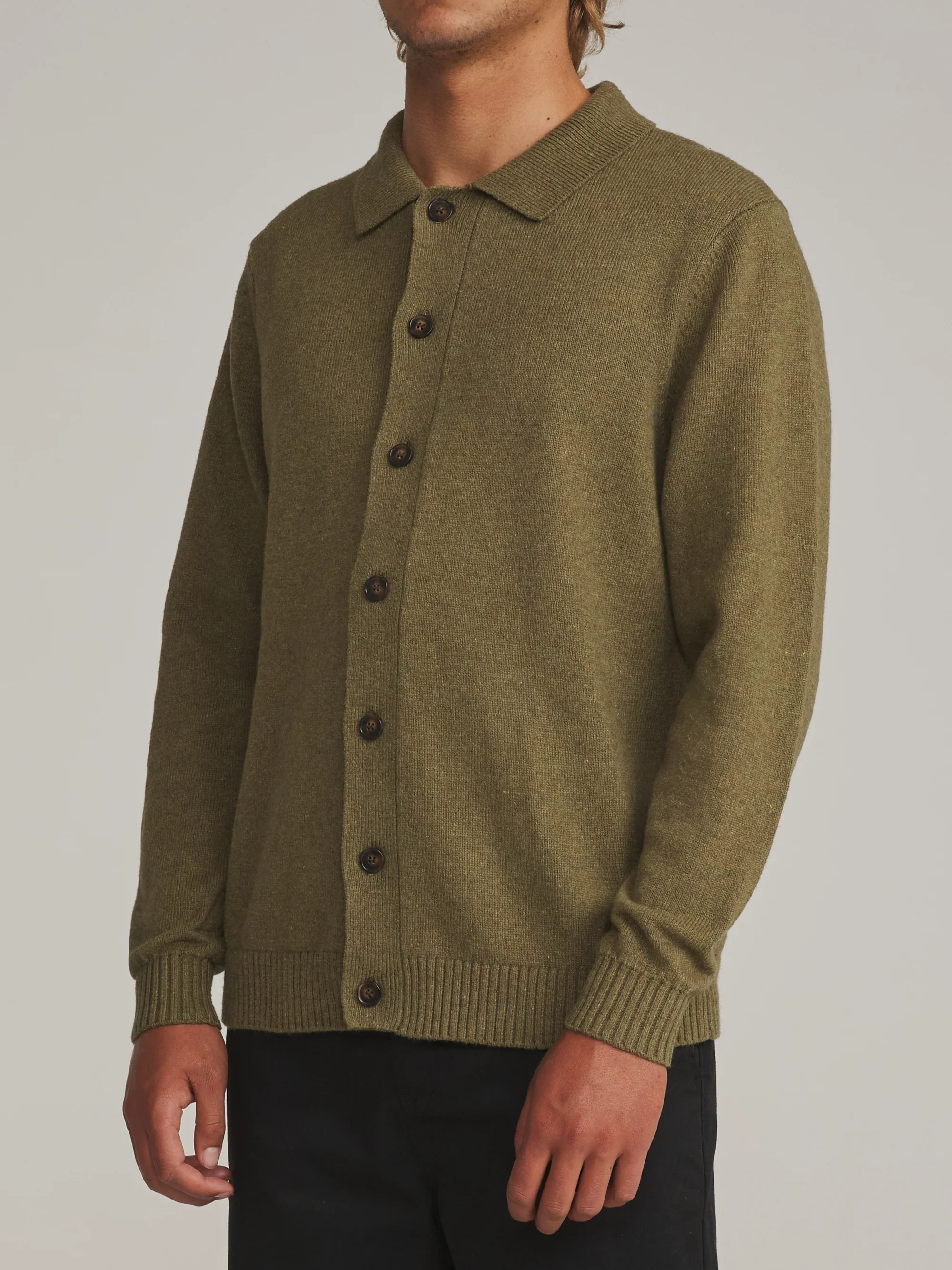 katin-fa26-sweaters-conor-sweater-heather-olive-on-model-02-side_5000x.webp