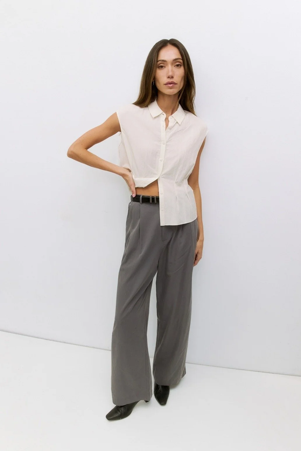 The Garner Pleated Pants Dark Grey