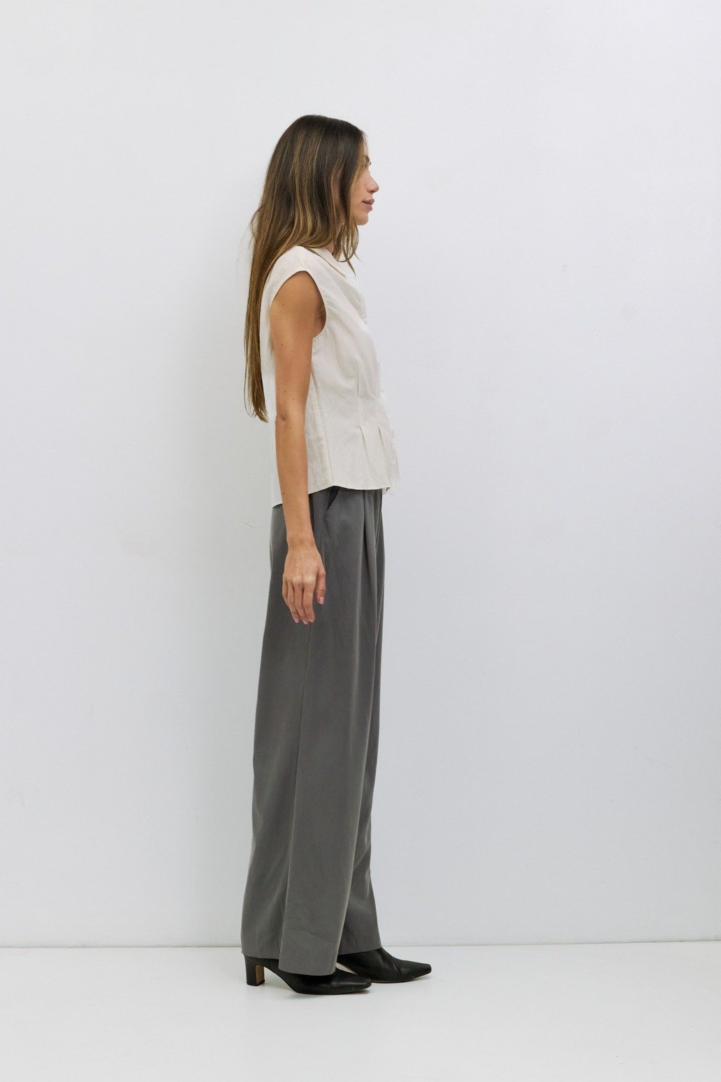 The Garner Pleated Pants Dark Grey