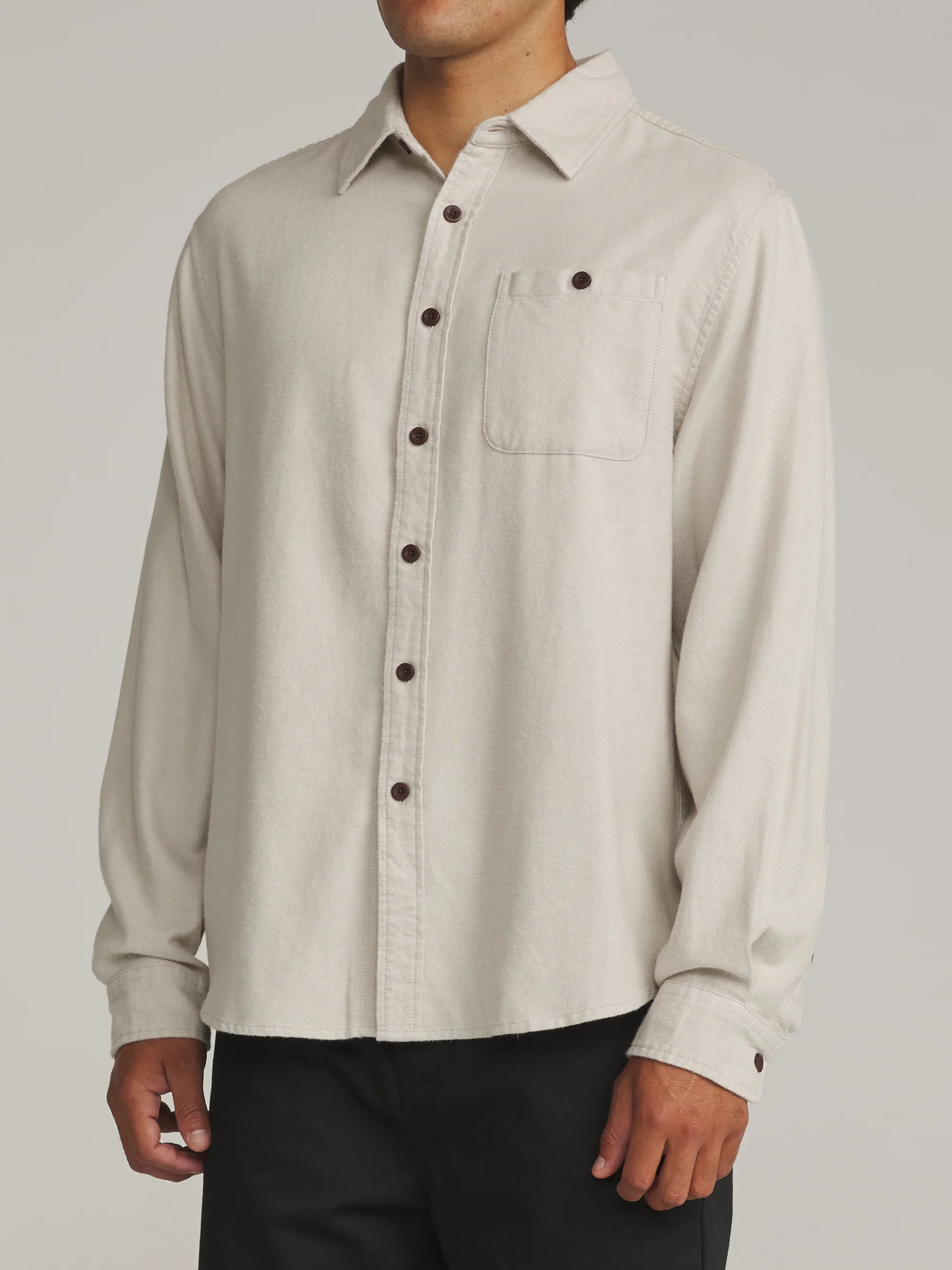 katin-fa26-flannels-twiller-flannel-birch-on-model-02-side_5000x.webp