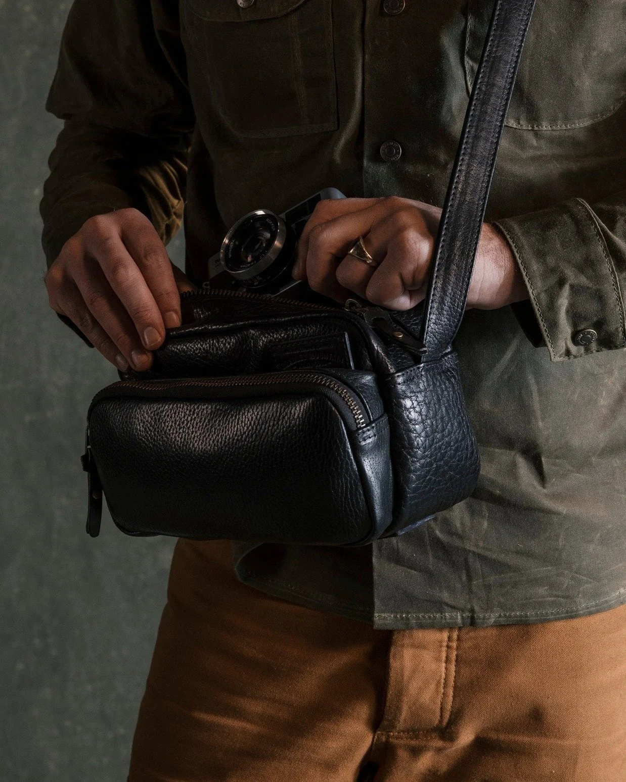 Bradley Mountain Rangefinder Crossbody Bag All Leather Black