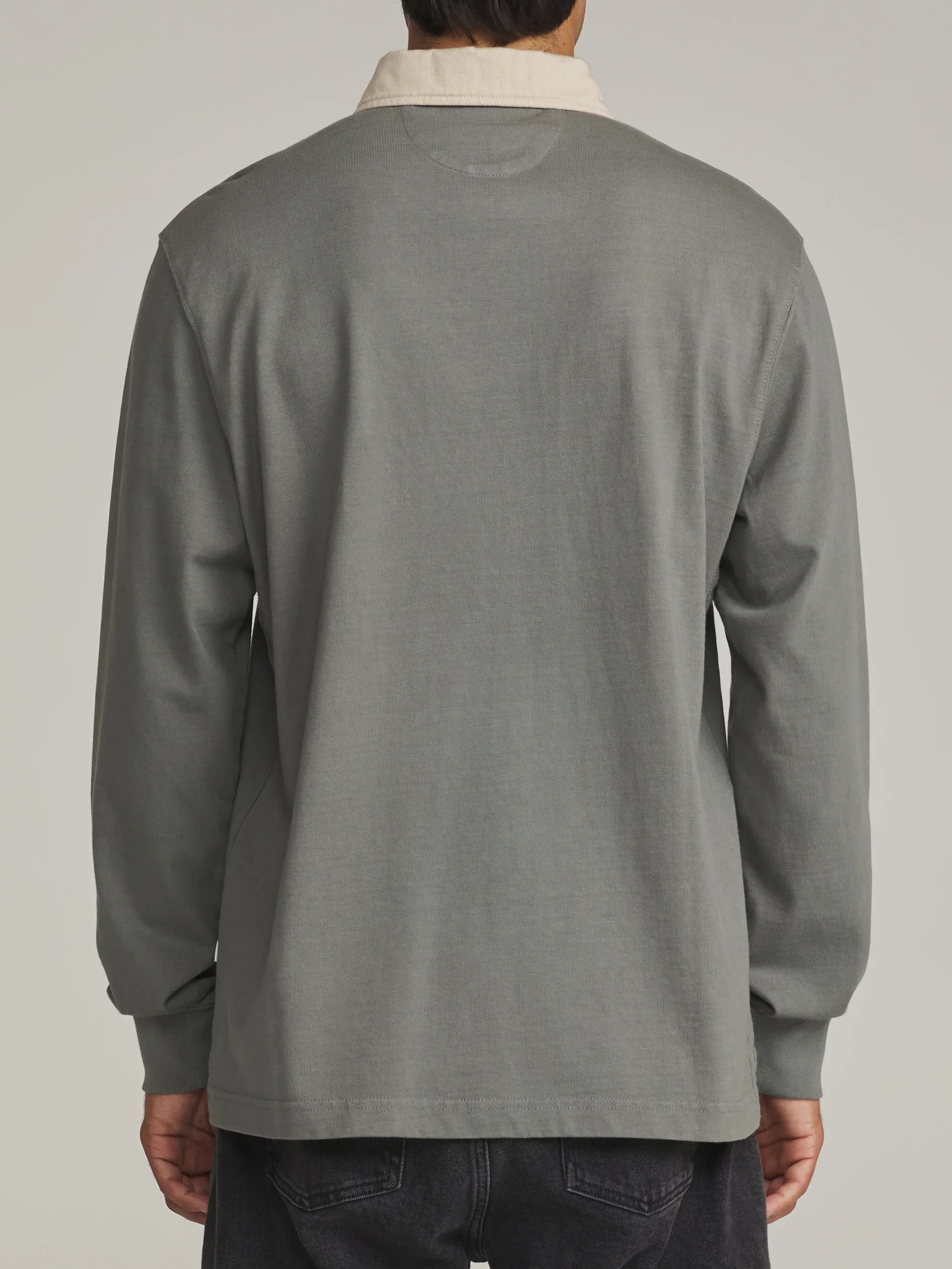 katin-fa26-basic-knits-ronan-polo-graphite-on-model-03-back_5000x.webp