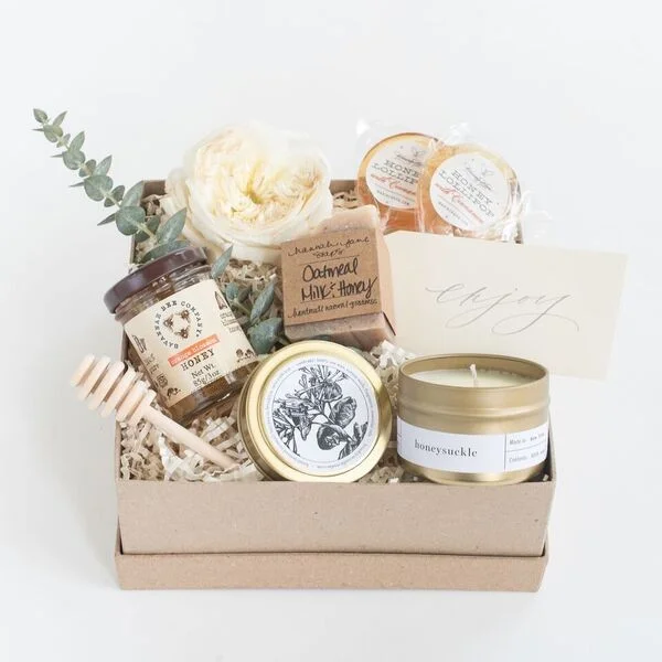 I spy an Oatmeal Milk & Honey Mini in one of Marigold and Grey's pre-designed gift sets! Styling: Marigold & Grey Photo Credit: Laura Metzler Photography
