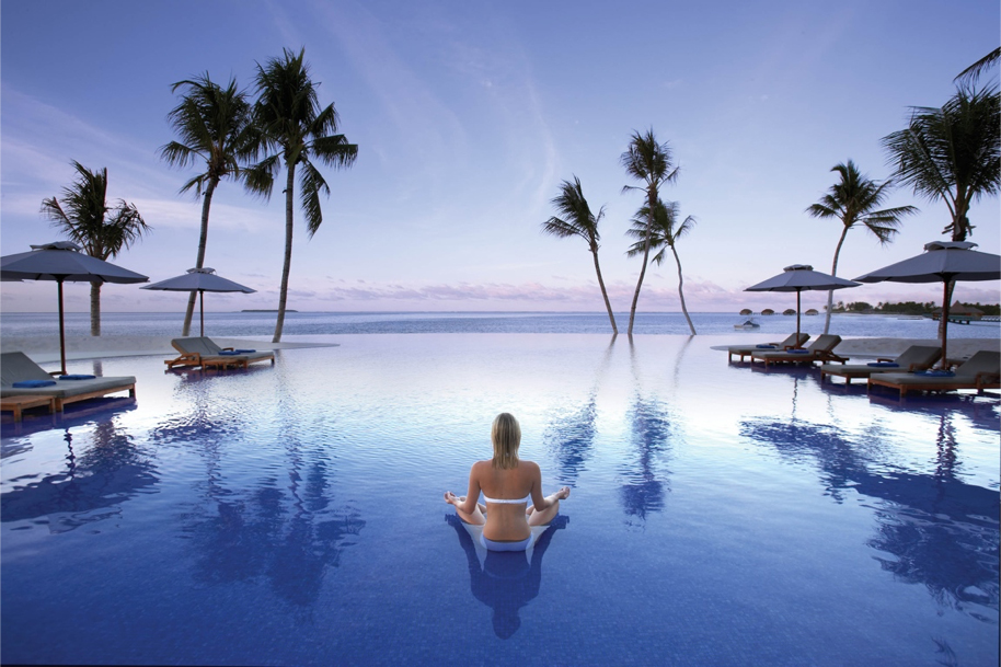 An example of an infinity pool, note the real horizon is fully visible beyond the illusionistic edge of the pool. 