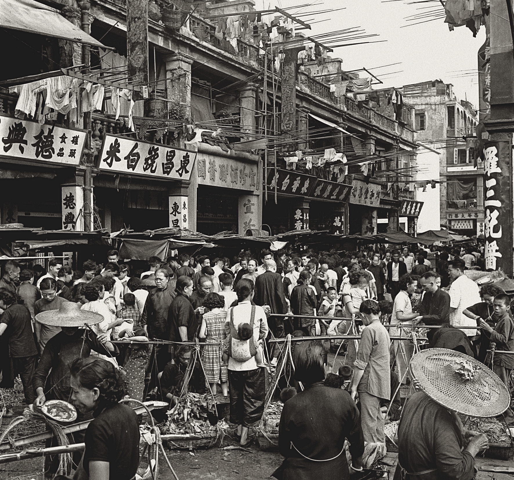 Thriving Market(川流不息)Fan Ho.jpg