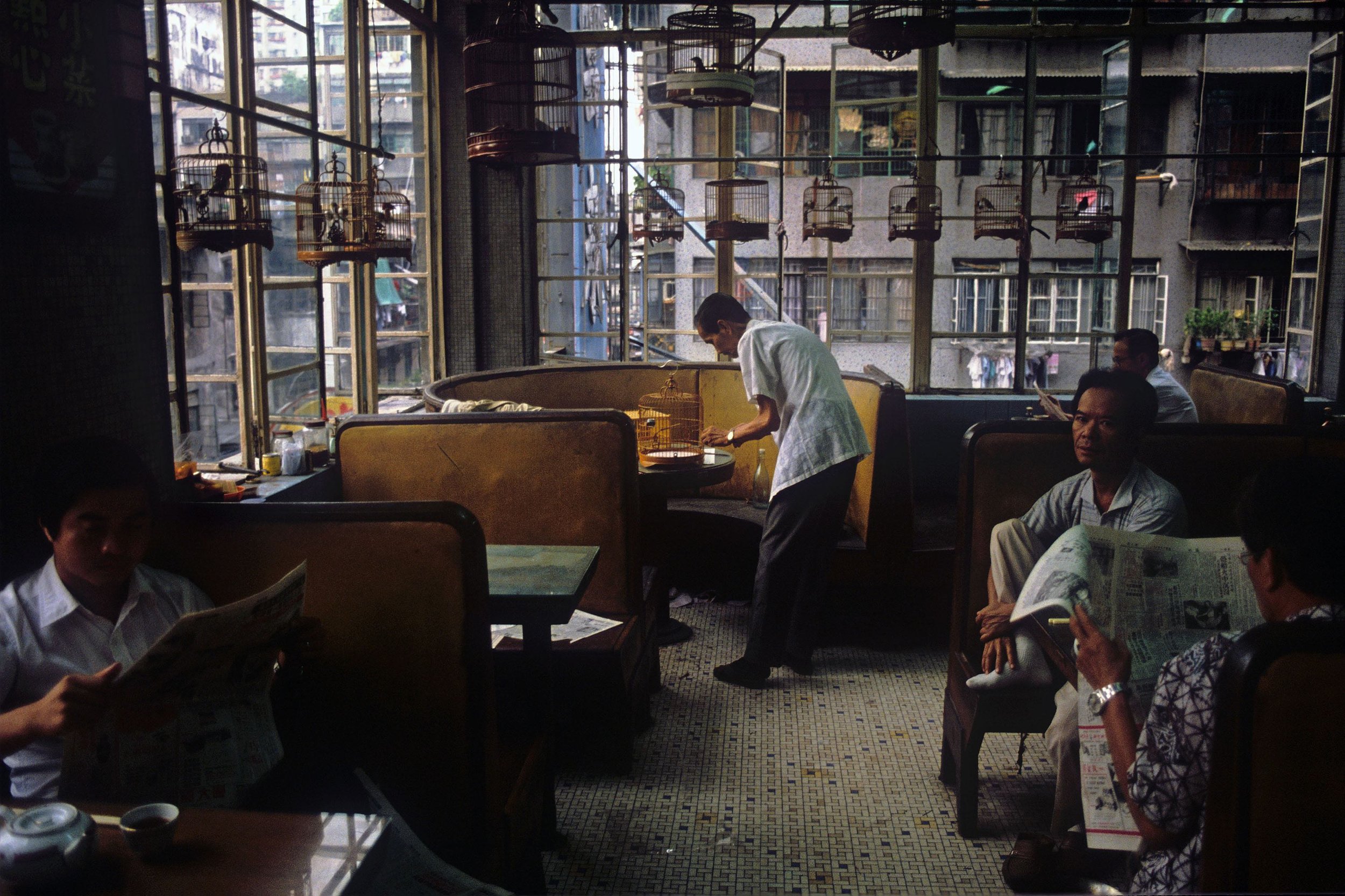 Greg Girard, Wan Loy Teahouse, Mongkok, Hong Kong 1985, Courtesy of Blue Lotus Gallery