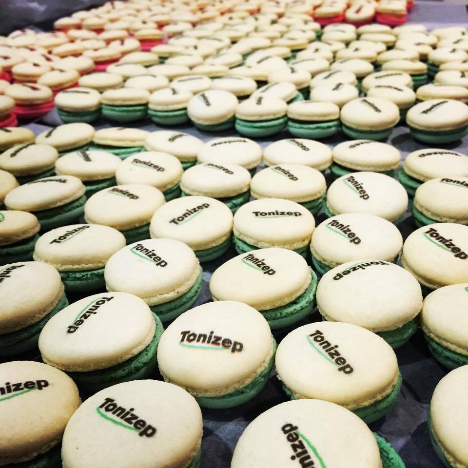 Ferrero Macaron มาคารอง เฟอเรโร่ว ที่โรยด้านบนด้วย เฟยติน (Feuilletine) ใส่ไส้ เฮเซลนัท ที่ทำจาก เฮเซลนัทเพส ให้รสชาติคล้ายๆกับการทาน Ferrero Rocher
