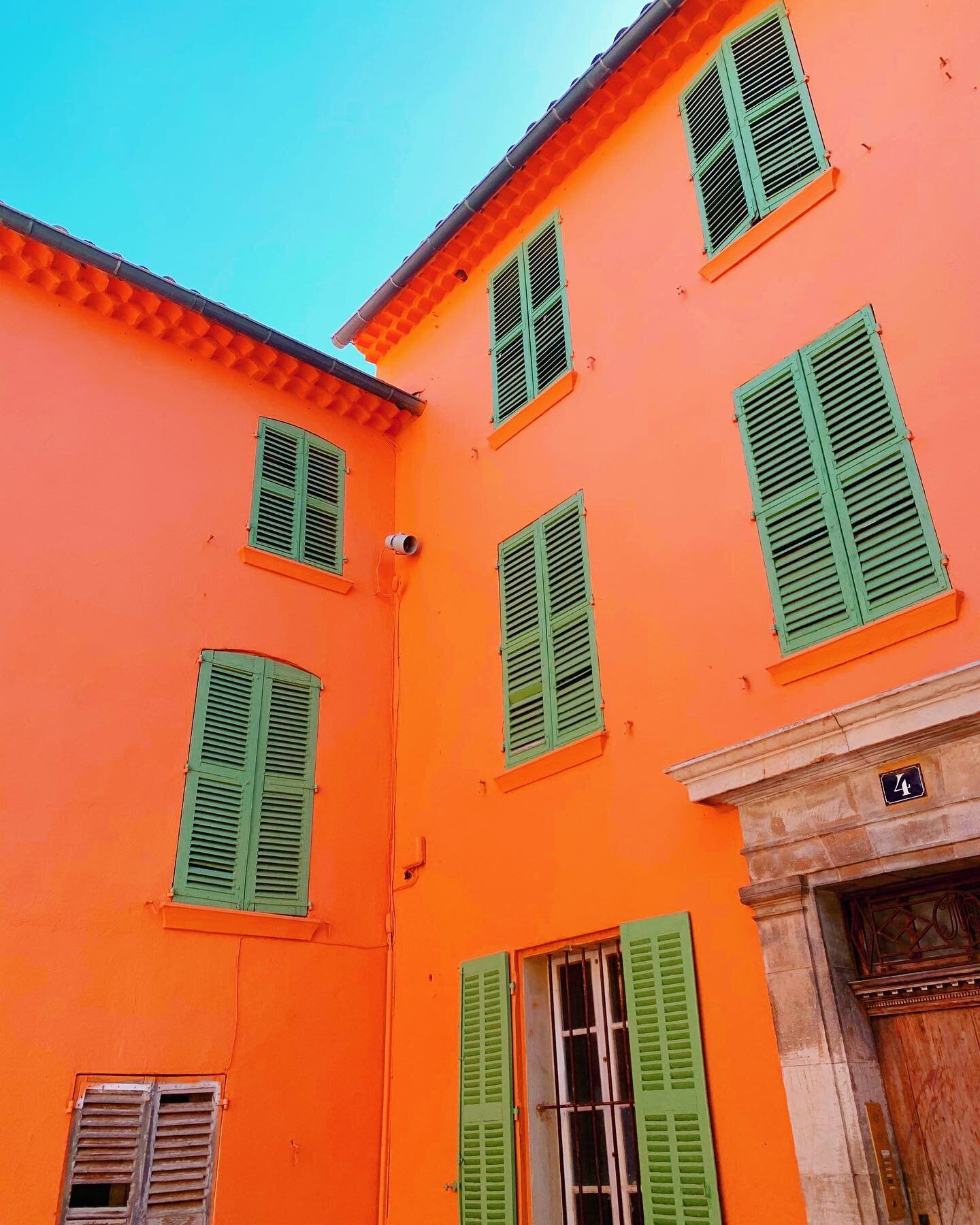 I&rsquo;m always keeping an eye out for unique color palettes when I&rsquo;m out and about. These are colors I wouldn&rsquo;t think to put together. Loving how the colors of the building, shutters, wooden door and sky all work together 🧡💚🤎 💙  The