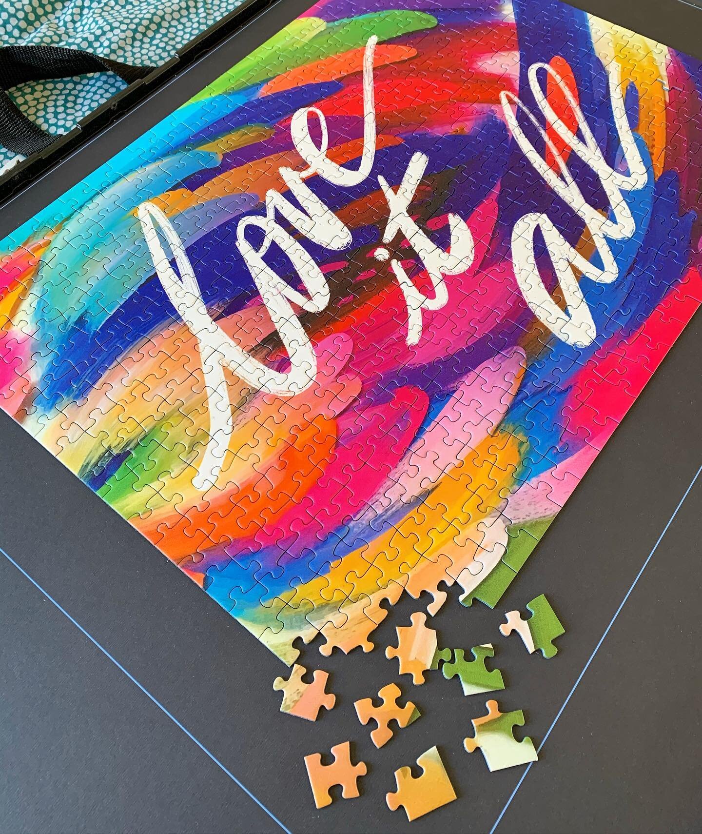 Coucou tout le monde ! Je suis ravie de collaborer avec @ravensburgerfr sur un puzzle de rêves 🙌🏾💕 Nous avons créer un puzzle de 500 pièces pleins de joie ! J&rsquo;ai reçu le prototype et les couleurs sont vraiment magnifiques ! Il vas être 