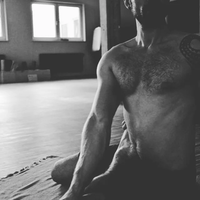 bharadvajasana from intermediate series is an example of applying form, measure and cross-references from basic postures to a more complex one by combining the following ingredients: virasana, padmasana, twisting, binding, measure, breathing, gazing and centralaxis meditation … and a sweaty yogi.