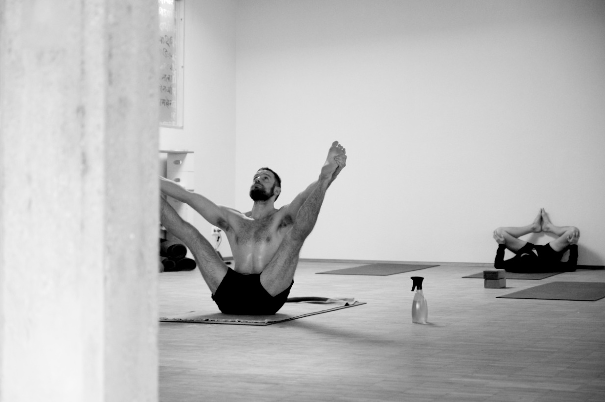 “… but the second half of Primary is just the afterparty to the first half of the practice. All the Konasanas lounge around in the late hours, smoking exotic cigarettes, sipping cocktails and laughing at the antics of the Marichy gang, tisking and shaking their heads with sweet fatigue at the memory of Bhujapidasana and Supta Kurmasana… those postures like to party hard …” yoga to the people. www.janoschs-turnstunde.com