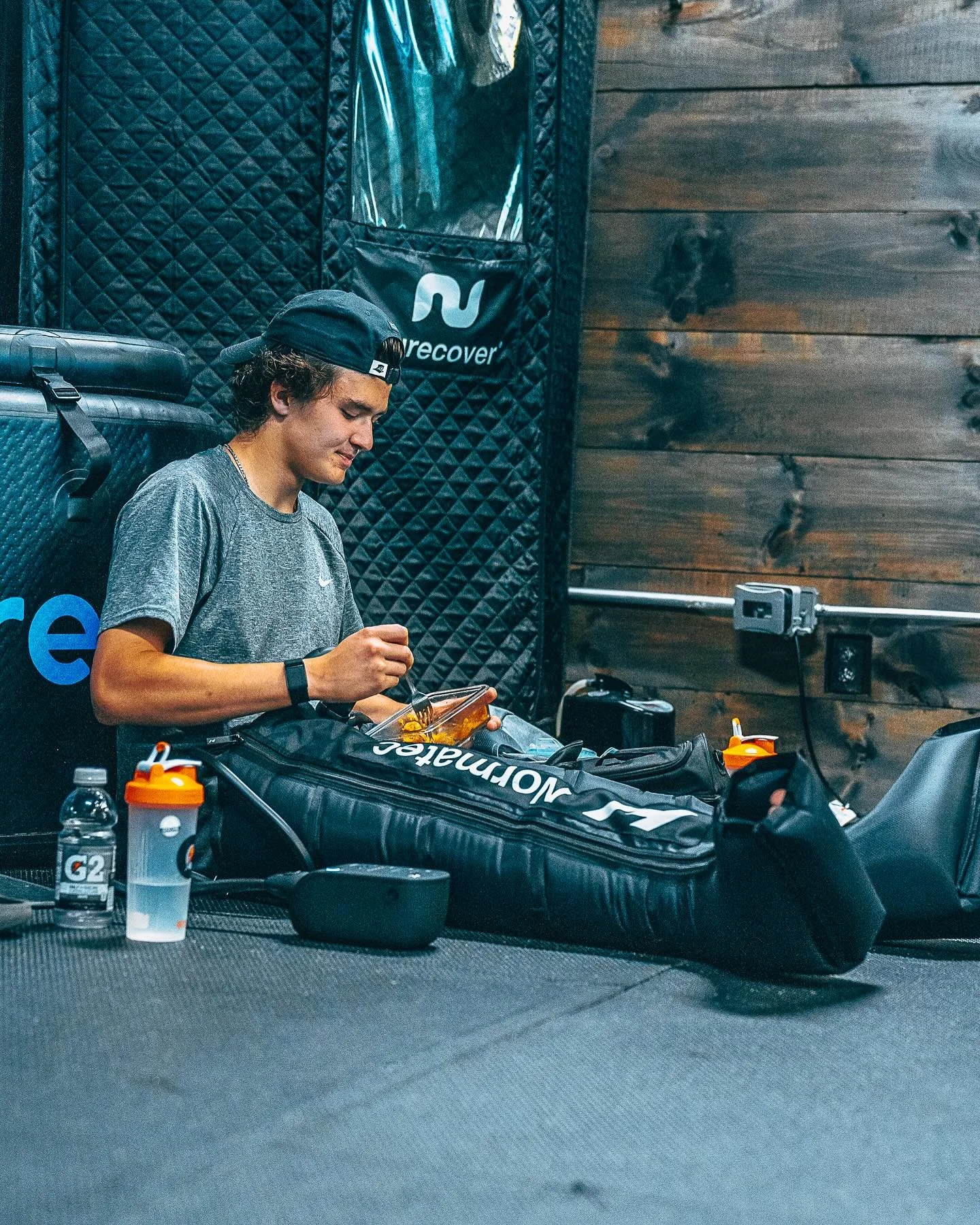🔥 Recover Like a Pro.

Our Recovery Room is designed to keep your body performing at its peak.

Enjoy access to cutting-edge tools like:
🧊 Cold Tubs
☀️ Infrared Sauna
💨 Compression Therapy
🧘&zwj;♂️ Guided Mobility Sessions

Whether you&rsquo;re d