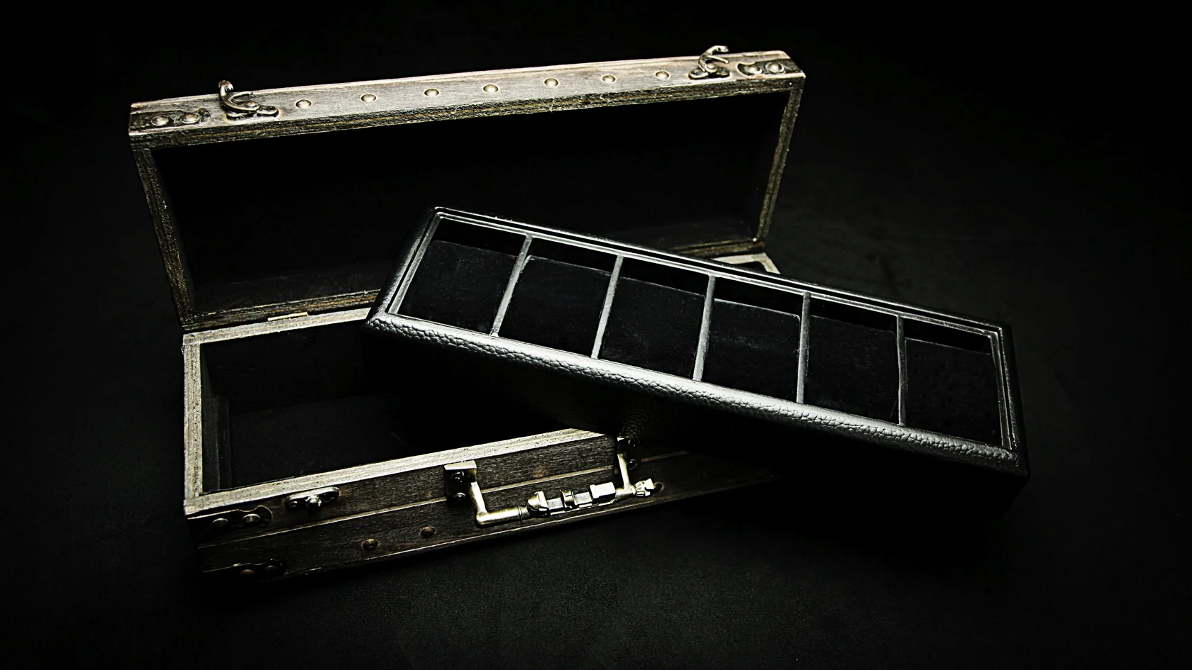  A removable padded tray holding 6 watches separately