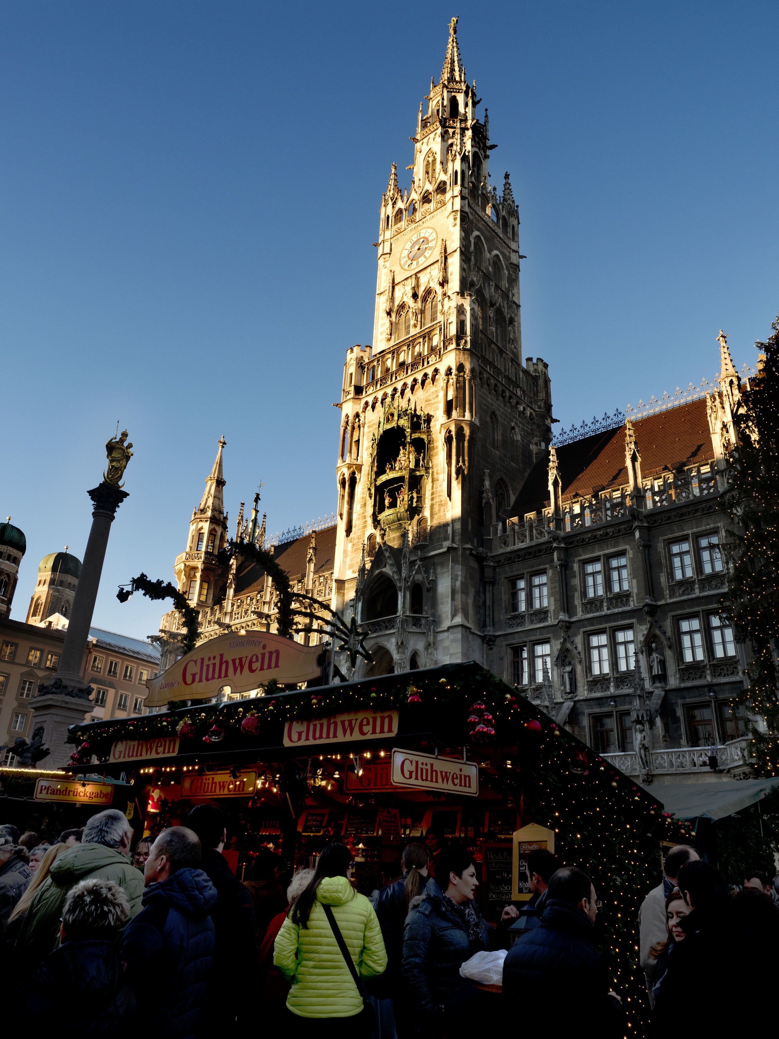  Pick your poison: here is a mulled wine (Glühwein)/hot chocolate stand in front of Munich's "New" Town Hall. 