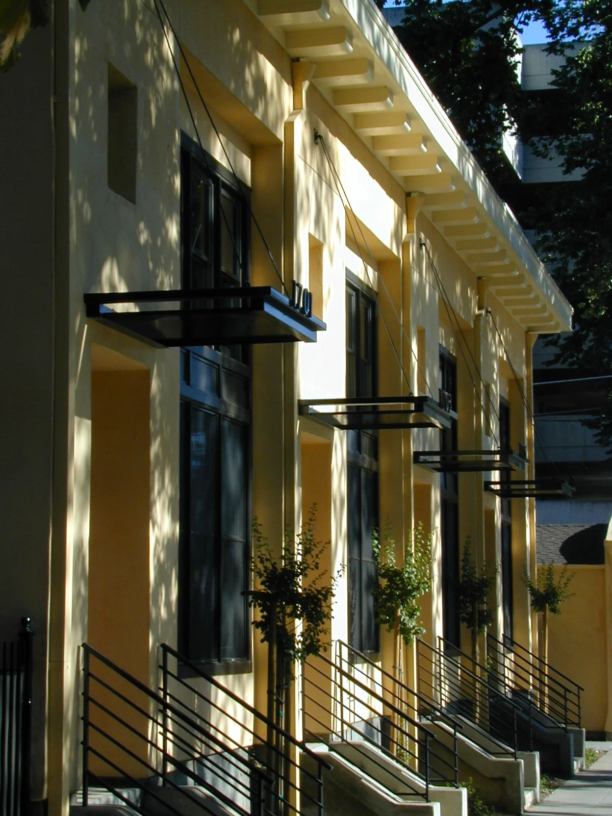 1500 Q Street combines historic preservation and affordable housing on a small infill site in downtown Sacramento. The historic corner market had been battered by fire and floods, its rear carriage house destroyed. In a public/ private partnership, the project rebuilt the historic market, and constructed new loft rowhouses where the carriage house had stood. Completed in 2001, the project was one of the first new loft buildings to be completed in Sacramento.
