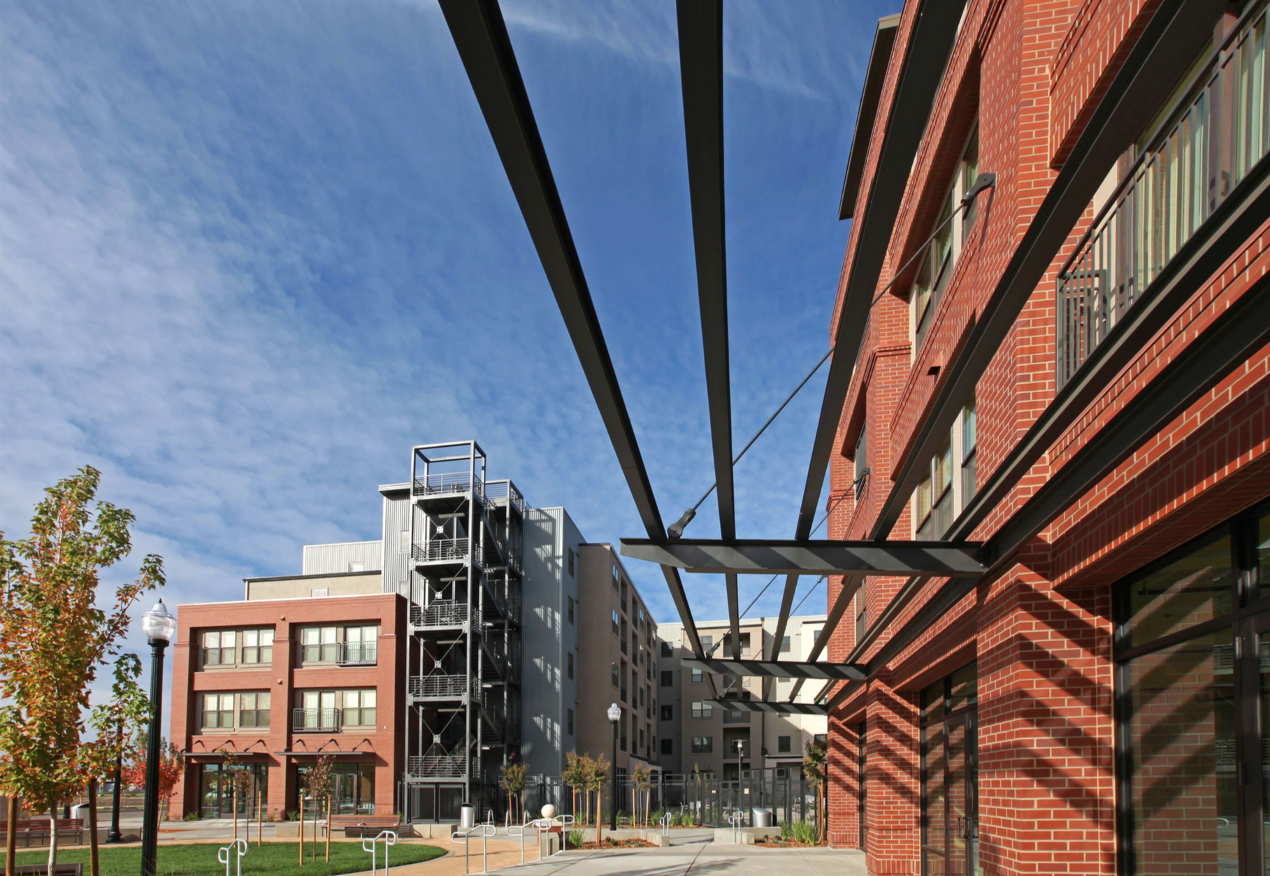 Cannery Place is a mixed-income, mixed-use development anchoring a new 60 acre redevelopment area in the former fruit packing district of Sacramento. The 200 unit building occupies a city block, and is designed to wrap around a five-story parking garage. The project incorporates a small public park on the corner, with a cafe space adjoining.