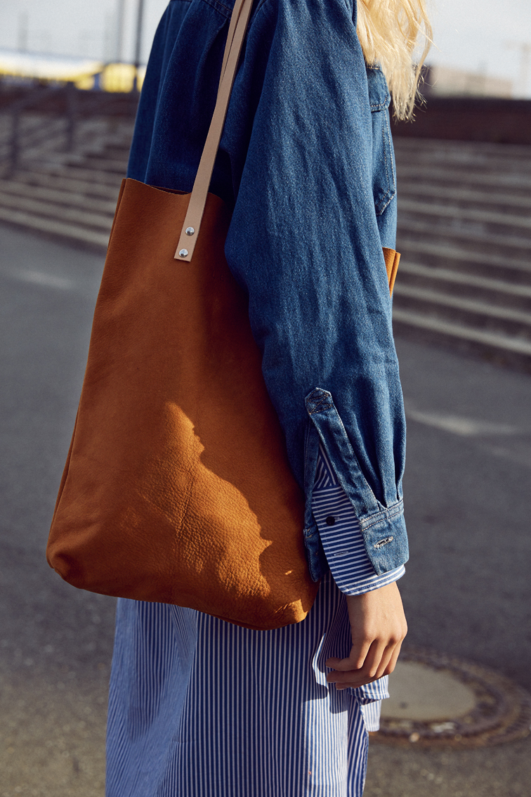 LELLOR_Tote-bag-tasche-wildleder-nubuk-cognac-jeans.jpg