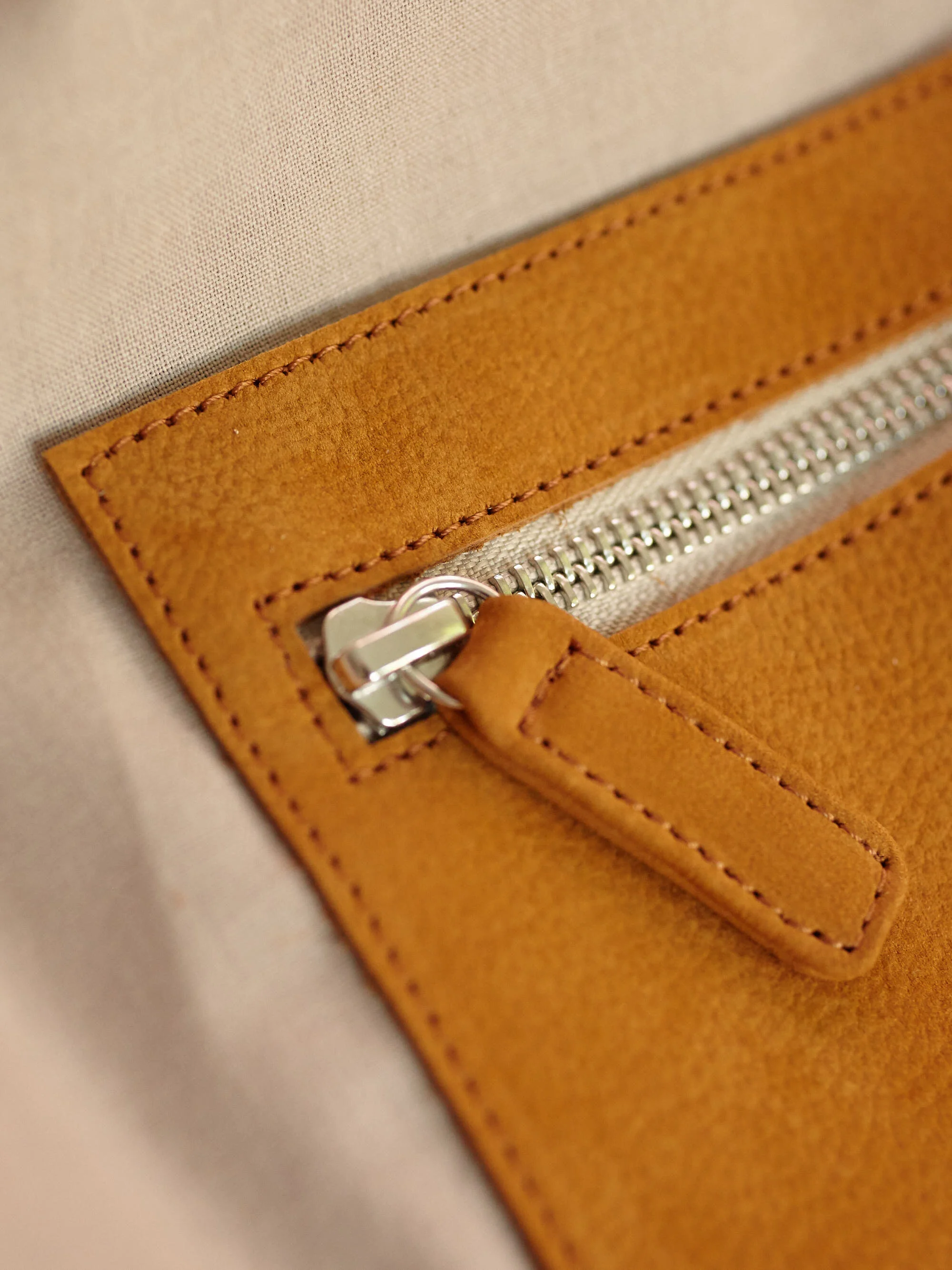 LELLOR_M-CROSSBODY_COGNAC_ZIPPER.jpg
