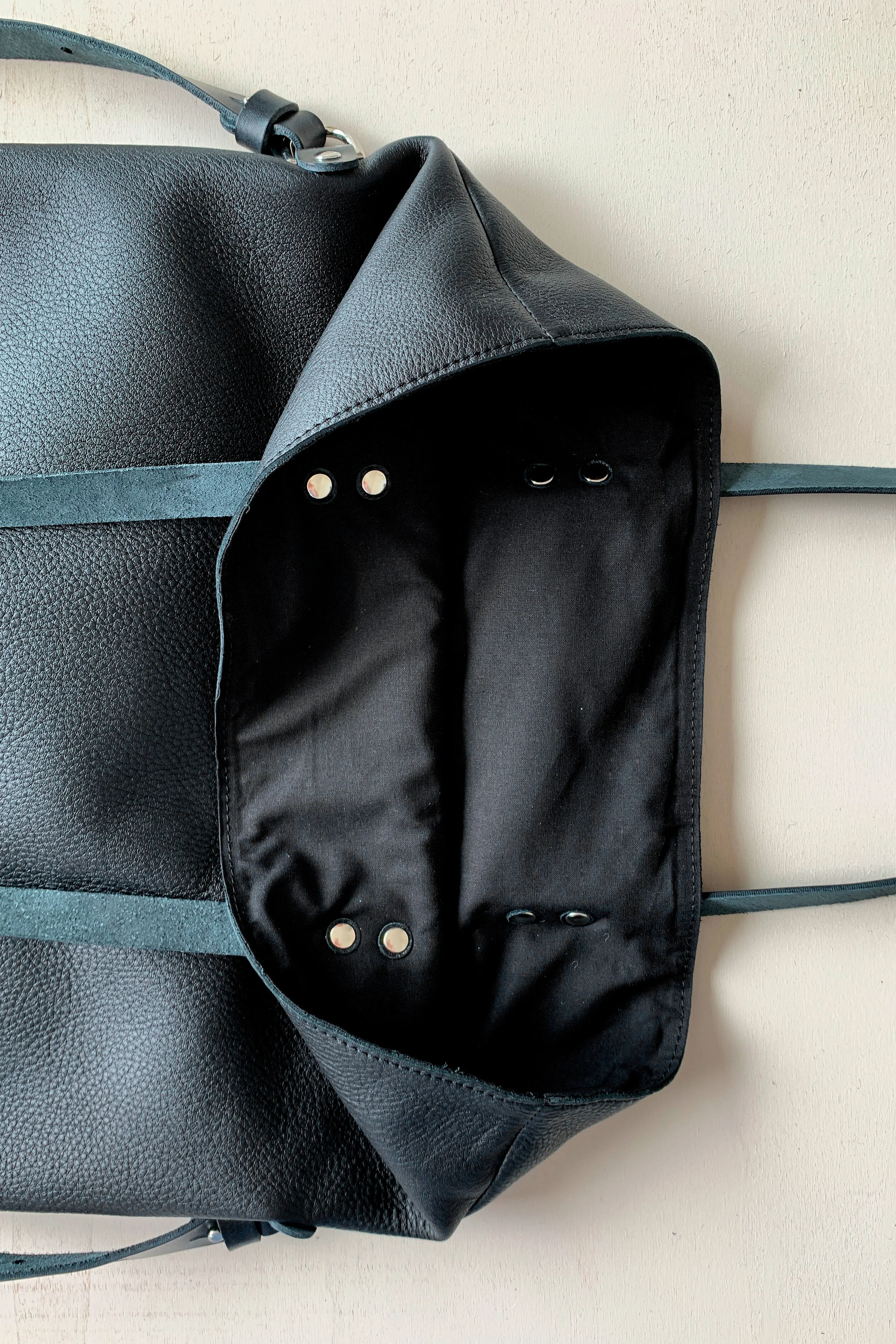 M Crossbody_schwarz-ohne RV_silber_innen.JPG