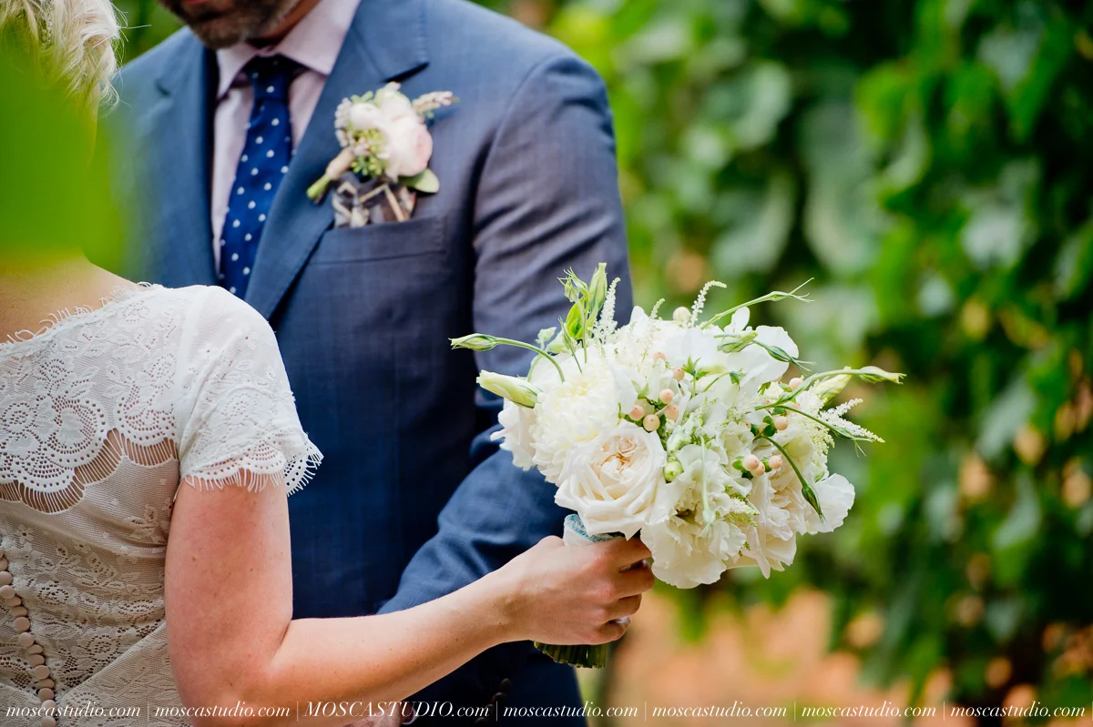 00133-MoscaStudio-Red-Ridge-Farms-Oregon-Wedding-Photography-20150822-SOCIALMEDIA.jpg