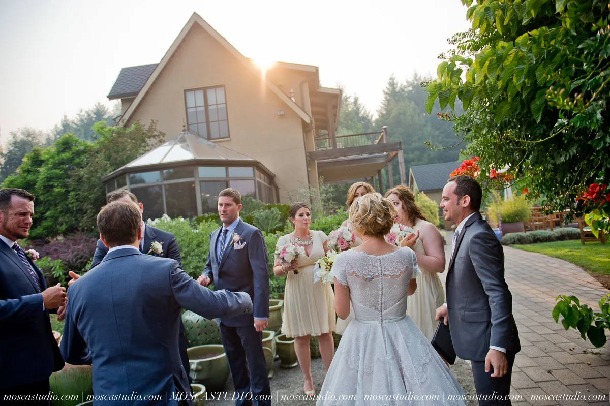 00305-MoscaStudio-Red-Ridge-Farms-Oregon-Wedding-Photography-20150822-SOCIALMEDIA.jpg