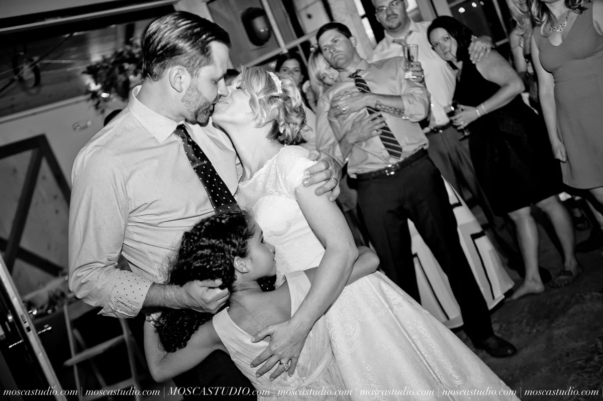 00405-MoscaStudio-Red-Ridge-Farms-Oregon-Wedding-Photography-20150822-SOCIALMEDIA.jpg