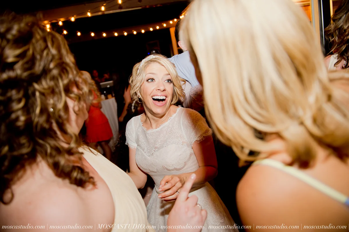 00408-MoscaStudio-Red-Ridge-Farms-Oregon-Wedding-Photography-20150822-SOCIALMEDIA.jpg