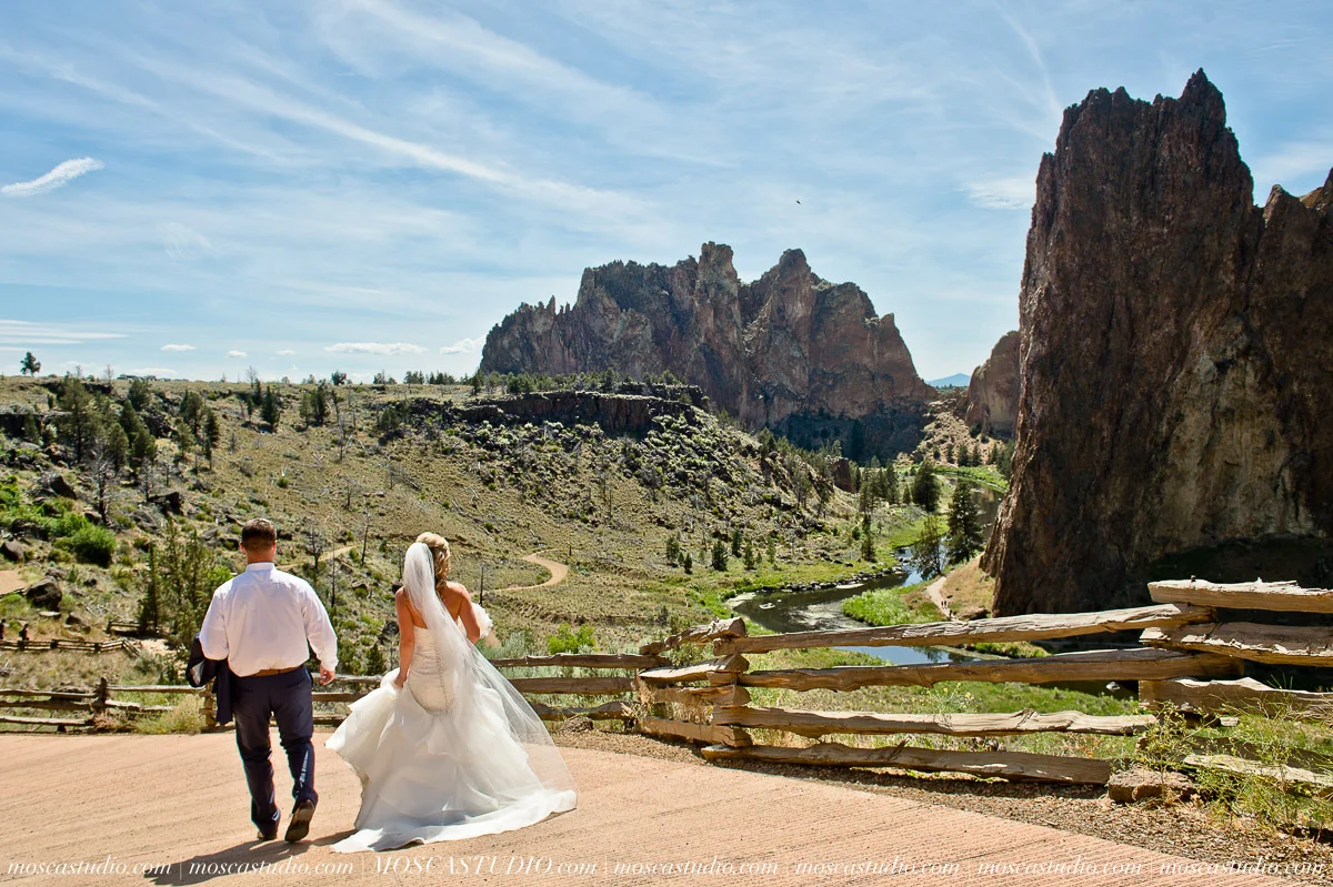 0158-MoscaStudio-Smith-Rock-State-Park-Bend-Wedding-20150620-SOCIALMEDIA.jpg