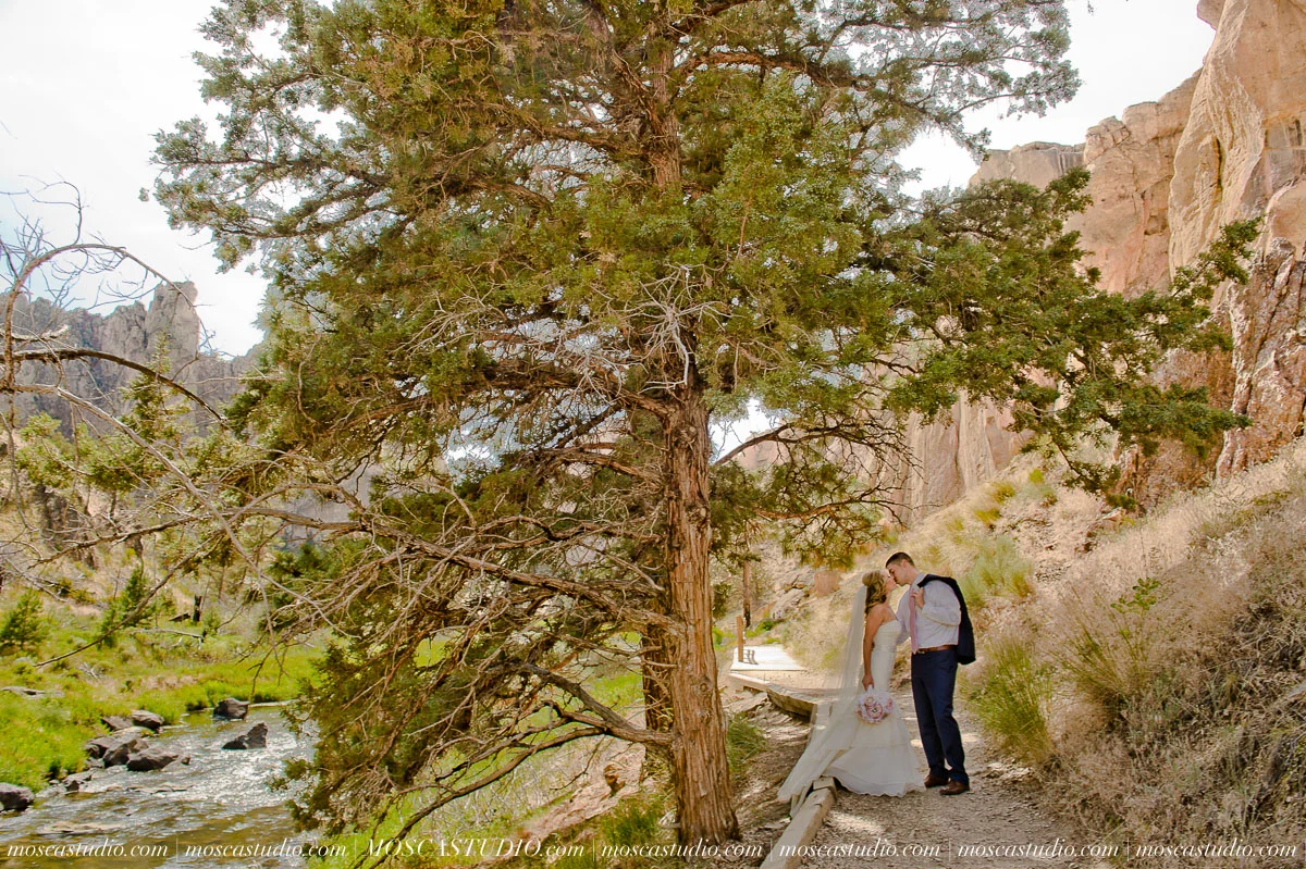 0215-MoscaStudio-Smith-Rock-State-Park-Bend-Wedding-20150620-SOCIALMEDIA.jpg