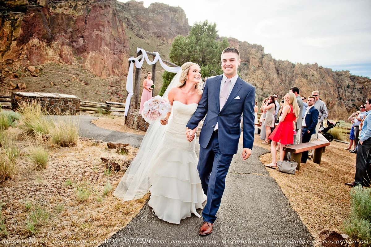 0476-MoscaStudio-Smith-Rock-State-Park-Bend-Wedding-20150620-SOCIALMEDIA.jpg