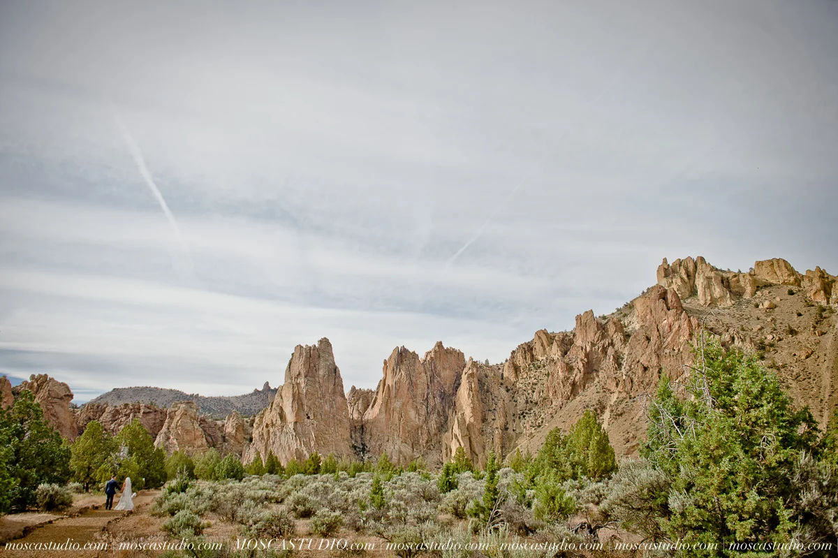 0528-MoscaStudio-Smith-Rock-State-Park-Bend-Wedding-20150620-SOCIALMEDIA.jpg