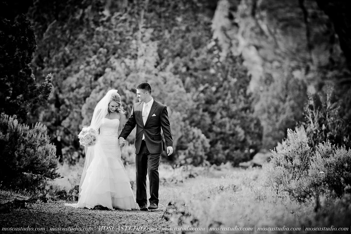 0539-MoscaStudio-Smith-Rock-State-Park-Bend-Wedding-20150620-SOCIALMEDIA.jpg