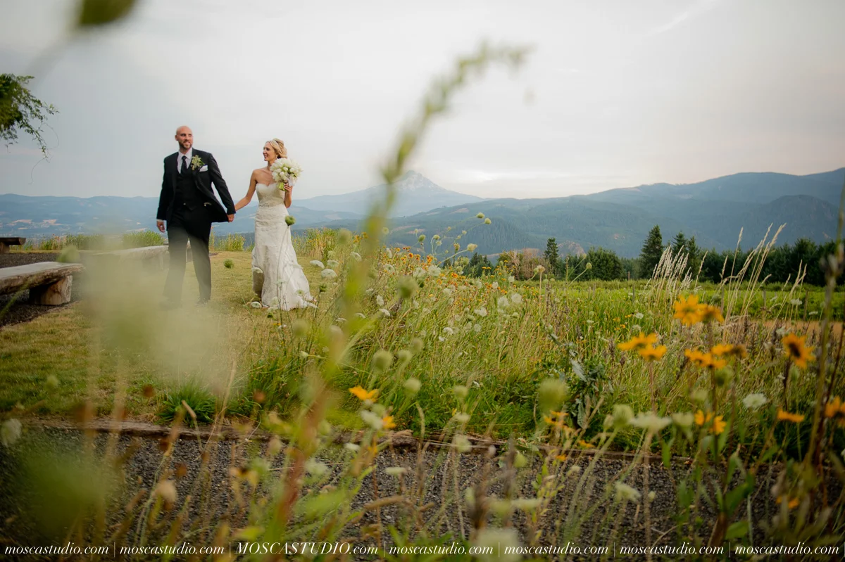 8418-MoscaStudio-Gorge-Crest-Vineyard-Wedding-Photography-20150801-SOCIALMEDIA.jpg