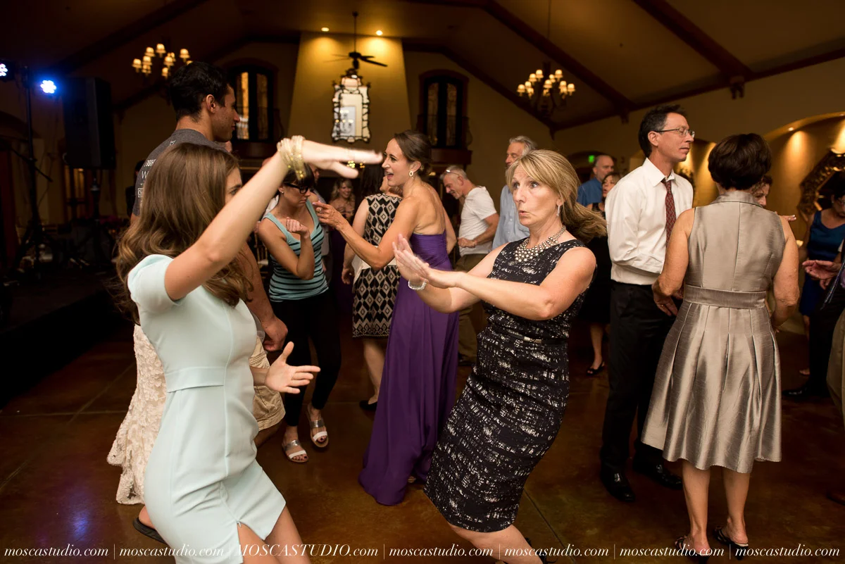 01818-MoscaStudio-AnnaSchuyler-Zenith-Vineyard-Wedding-Photography-20150919-SOCIALMEDIA.jpg