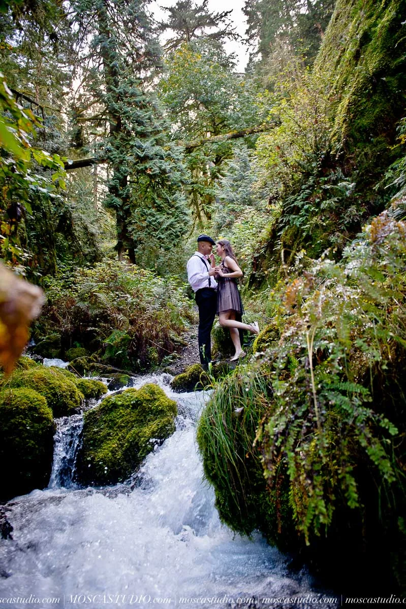 00117-MoscaStudio-Mt-Hood-Bed-Breakfast-Wedding-Photography-Alfrista-20150718-SOCIALMEDIA.jpg