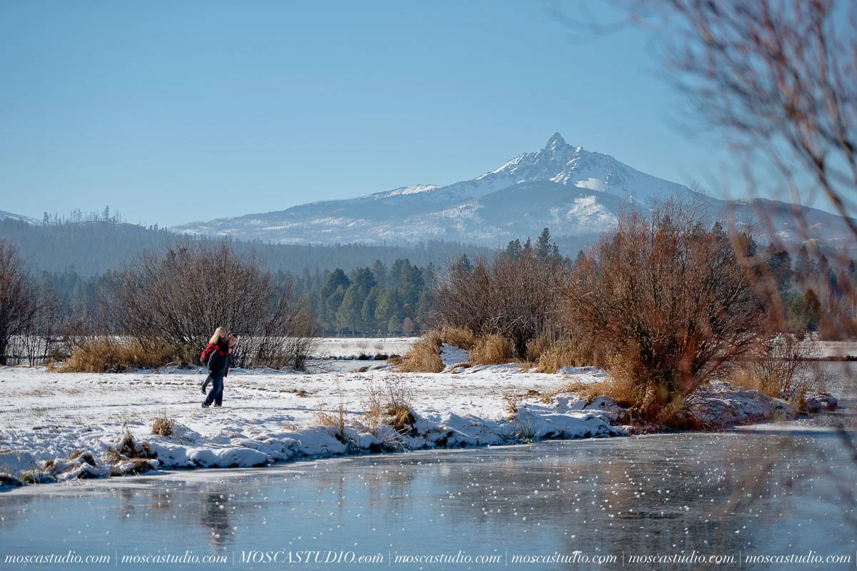 00044-MoscaStudio-black-butte-ranch-winter-engagement-session-20151008-SOCIALMEDIA.jpg