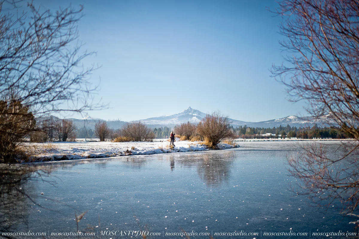 00052-MoscaStudio-black-butte-ranch-winter-engagement-session-20151008-SOCIALMEDIA.jpg