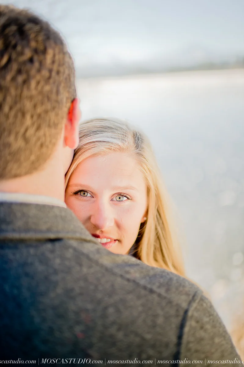 00070-MoscaStudio-black-butte-ranch-winter-engagement-session-20151008-SOCIALMEDIA.jpg
