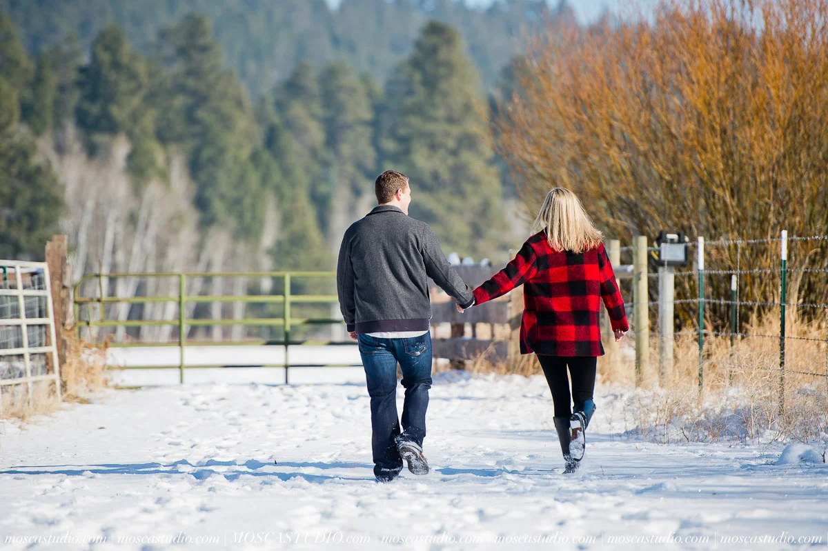 00118-MoscaStudio-black-butte-ranch-winter-engagement-session-20151008-SOCIALMEDIA.jpg