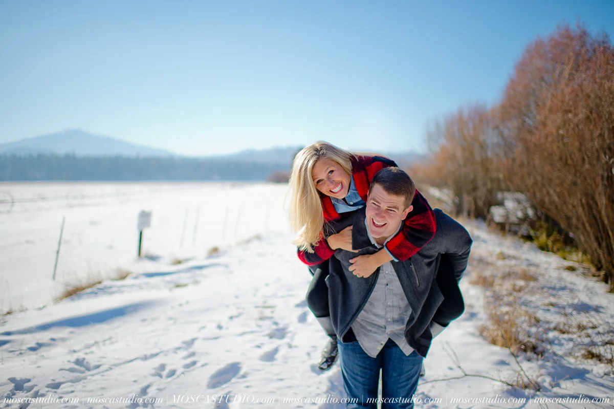 00163-MoscaStudio-black-butte-ranch-winter-engagement-session-20151008-SOCIALMEDIA.jpg
