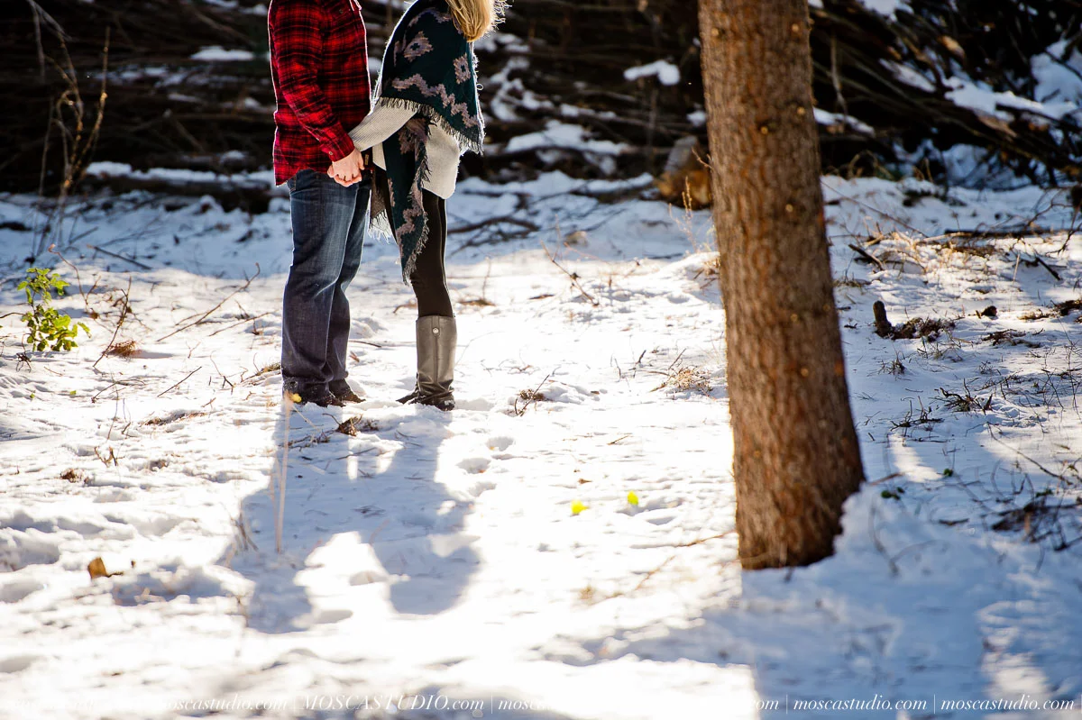00406-MoscaStudio-black-butte-ranch-winter-engagement-session-20151008-SOCIALMEDIA.jpg