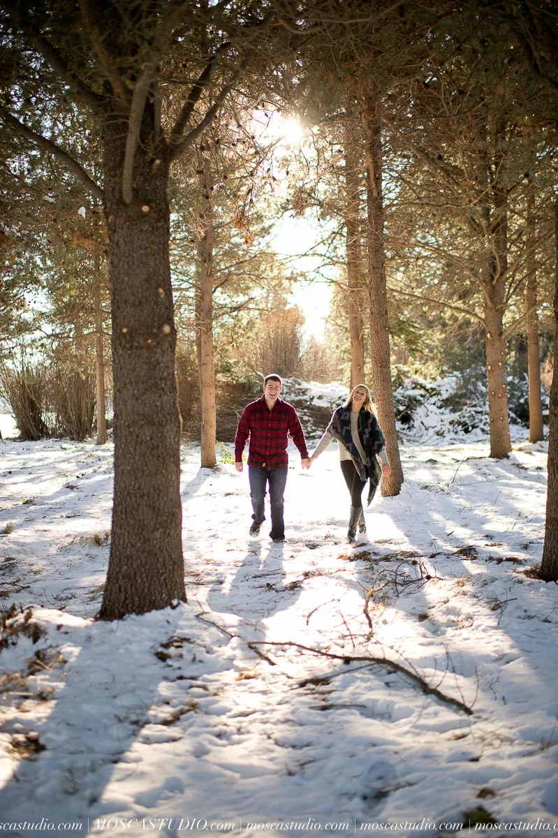 00427-MoscaStudio-black-butte-ranch-winter-engagement-session-20151008-SOCIALMEDIA.jpg