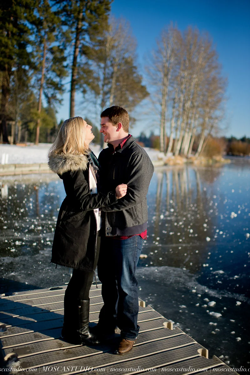 00471-MoscaStudio-black-butte-ranch-winter-engagement-session-20151008-SOCIALMEDIA.jpg