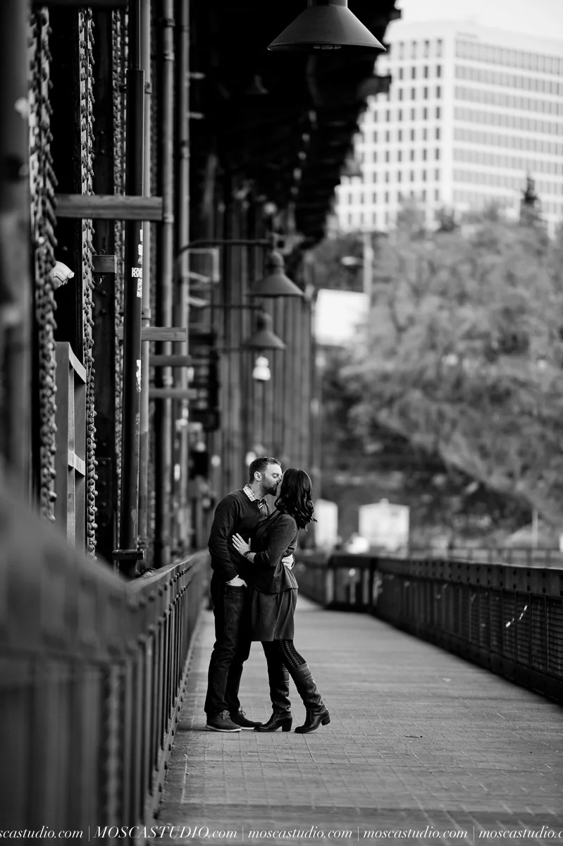 00200-Becky-Brian-portland-fall-engagement-session-20151122-SOCIALMEDIA.jpg