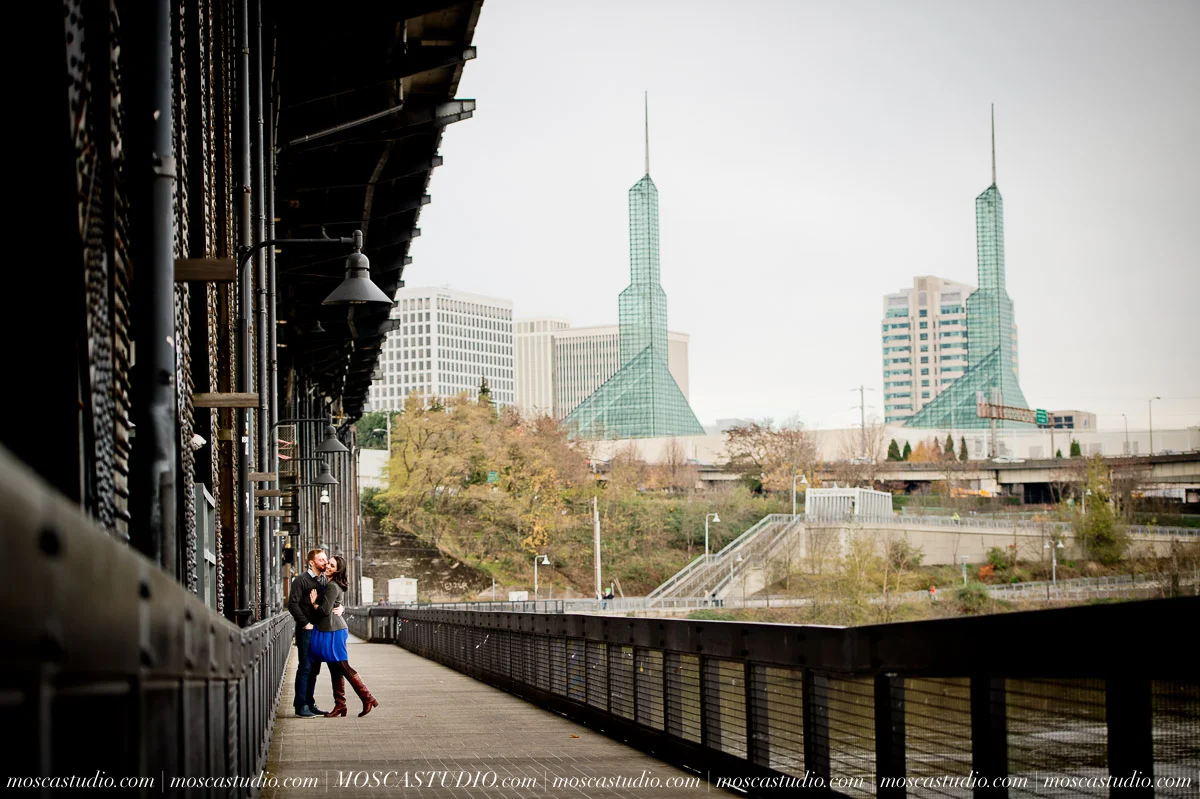 00205-Becky-Brian-portland-fall-engagement-session-20151122-SOCIALMEDIA.jpg