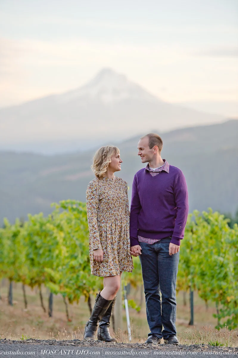 00140-MoscaStudio-mt-hood-engagement-session-columbia-gorge-photography-20160730-SOCIALMEDIA.jpg